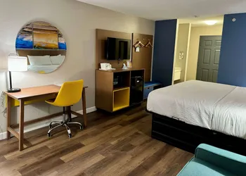 Days Inn by Wyndham Sarasota I-75 hotel thumbnail 7