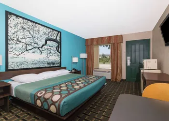 Super 8 by Wyndham Brunswick South/I-95 hotel thumbnail 5