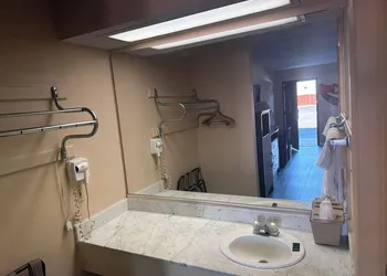 Camilla Inn & Suites hotel thumbnail 5