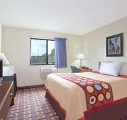 Super 8 by Wyndham Douglas hotel detail image 3