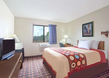 Super 8 by Wyndham Douglas hotel thumbnail 3