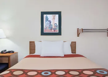 Super 8 by Wyndham Douglas hotel thumbnail 4