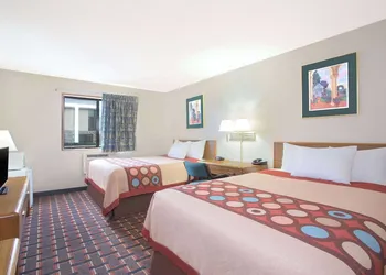 Super 8 by Wyndham Douglas hotel thumbnail 8