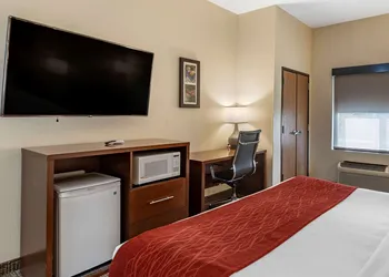 Comfort Inn & Suites Greenville I-70 hotel thumbnail 7