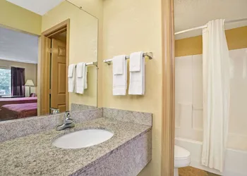 Travelodge by Wyndham Forest Park Atlanta South hotel thumbnail 7