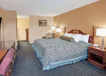 Days Inn by Wyndham Marietta White Water hotel thumbnail 8