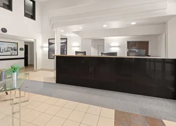 Super 8 by Wyndham Trois-Rivieres hotel thumbnail 3