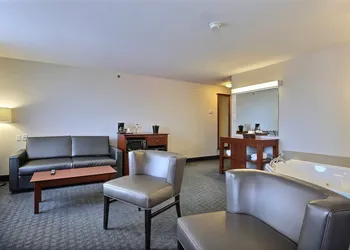 Super 8 by Wyndham Trois-Rivieres hotel thumbnail 7