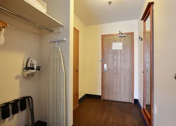 Super 8 by Wyndham Trois-Rivieres hotel thumbnail 8