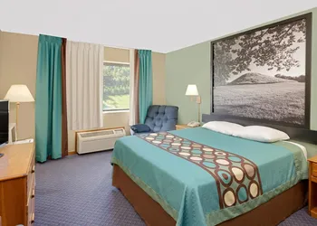 Super 8 by Wyndham Macomb hotel thumbnail 2