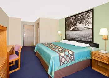 Super 8 by Wyndham Macomb hotel thumbnail 3