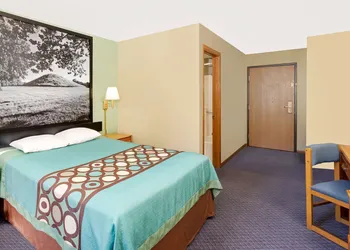 Super 8 by Wyndham Macomb hotel thumbnail 4
