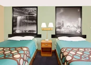 Super 8 by Wyndham Macomb hotel thumbnail 6
