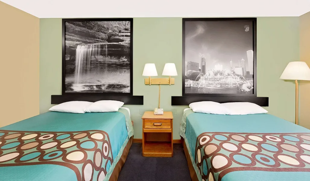 Super 8 by Wyndham Macomb hotel detail image 6