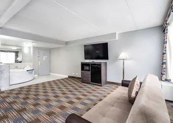 Baymont by Wyndham Addison hotel thumbnail 8