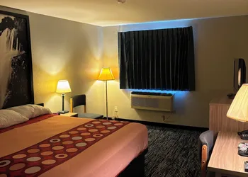 Super 8 Springfield North I-44 hotel thumbnail 6
