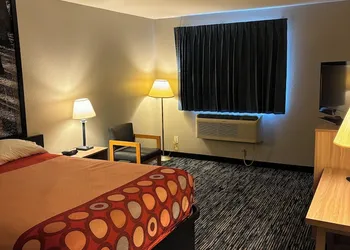Super 8 Springfield North I-44 hotel thumbnail 7