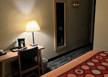 Super 8 Springfield North I-44 hotel thumbnail 8
