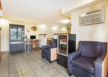 Econo Lodge Cloverdale hotel thumbnail 4