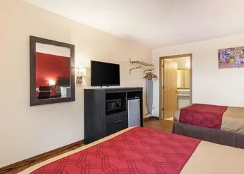 Econo Lodge Cloverdale hotel thumbnail 8