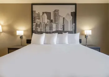 Super 8 by Wyndham Clinton hotel thumbnail 5