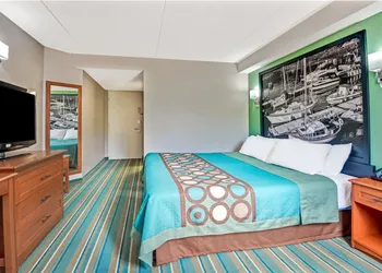 Super 8 by Wyndham Toronto East ON hotel thumbnail 4