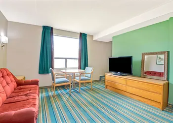 Super 8 by Wyndham Toronto East ON hotel thumbnail 5