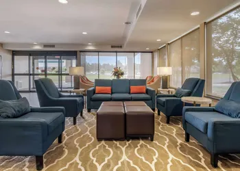 Comfort Suites Speedway - Kansas City hotel thumbnail 4