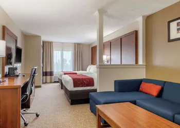 Comfort Suites Speedway - Kansas City hotel thumbnail 5