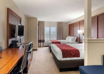 Comfort Suites Speedway - Kansas City hotel thumbnail 6