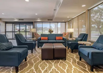 Comfort Suites Speedway - Kansas City hotel thumbnail 4