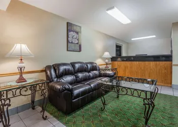 Super 8 by Wyndham Carrollton hotel thumbnail 2