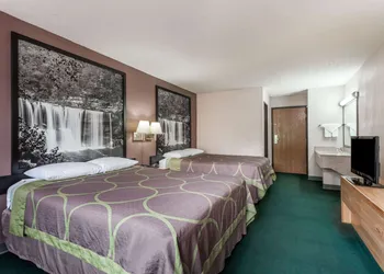 Super 8 by Wyndham Carrollton hotel thumbnail 3
