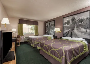 Super 8 by Wyndham Carrollton hotel thumbnail 4