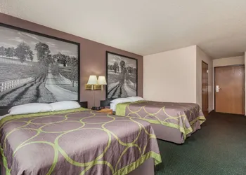 Super 8 by Wyndham Carrollton hotel thumbnail 8