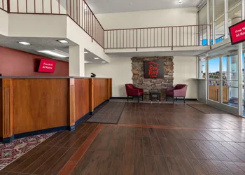 Red Roof Inn & Suites Cave City hotel thumbnail 2
