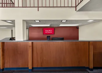 Red Roof Inn & Suites Cave City hotel thumbnail 3