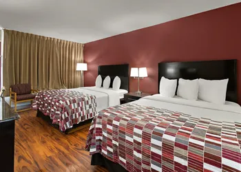 Red Roof Inn & Suites Cave City hotel thumbnail 4