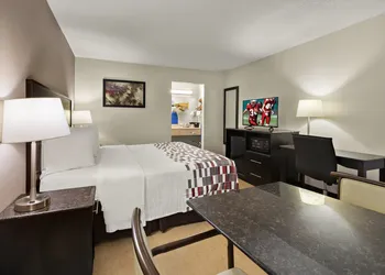 Red Roof Inn & Suites Cave City hotel thumbnail 5