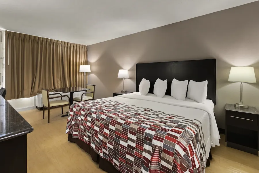 Red Roof Inn & Suites Cave City hotel detail image 6