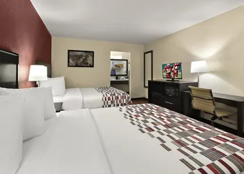Red Roof Inn & Suites Cave City hotel thumbnail 7
