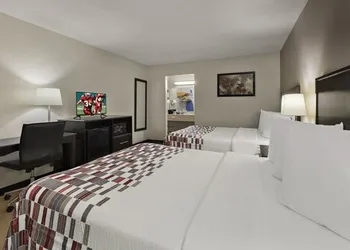 Red Roof Inn & Suites Cave City hotel thumbnail 8