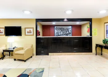 Super 8 by Wyndham Richmond hotel thumbnail 2