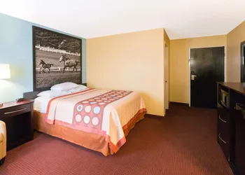Super 8 by Wyndham Richmond hotel thumbnail 7
