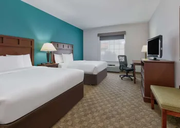 Baymont Inn & Suites by Wyndham Glen Rose hotel thumbnail 4