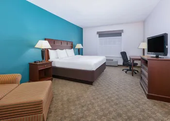 Baymont Inn & Suites by Wyndham Glen Rose hotel thumbnail 8