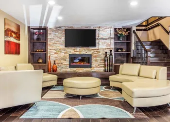 Comfort Inn & Suites Ballpark Area hotel thumbnail 3