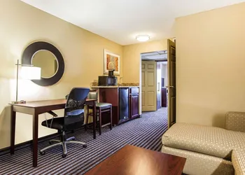 Comfort Inn & Suites Ballpark Area hotel thumbnail 8