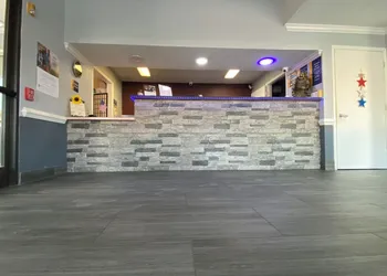 Days Inn & Suites by Wyndham Winnie hotel thumbnail 2