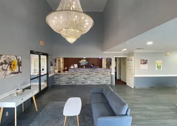 Days Inn & Suites by Wyndham Winnie hotel thumbnail 3